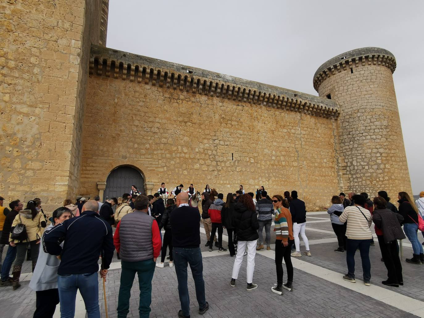 Uno de los quintos de Torrelobatón engancha una cinta con el punzón 
