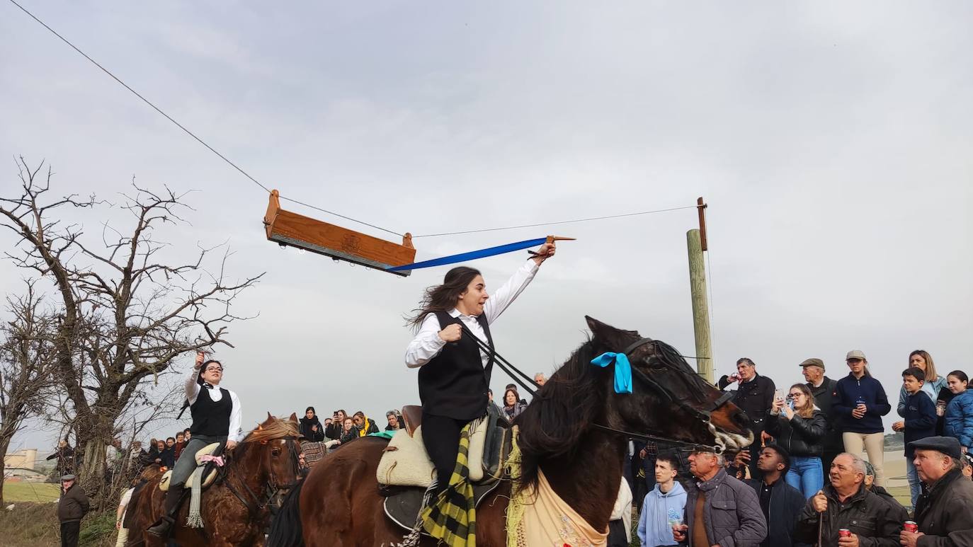 Uno de los quintos de Torrelobatón engancha una cinta con el punzón 