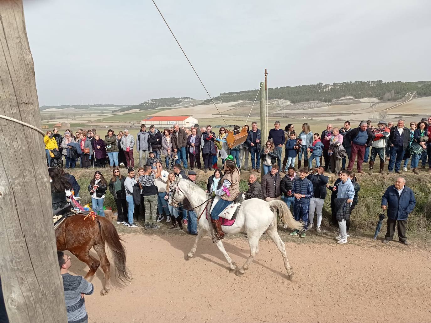Uno de los quintos de Torrelobatón engancha una cinta con el punzón 