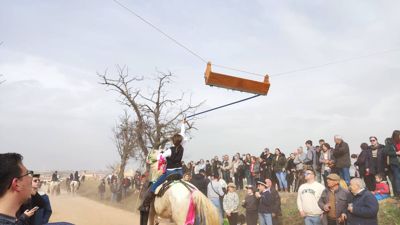 Uno de los quintos de Torrelobatón engancha una cinta con el punzón 