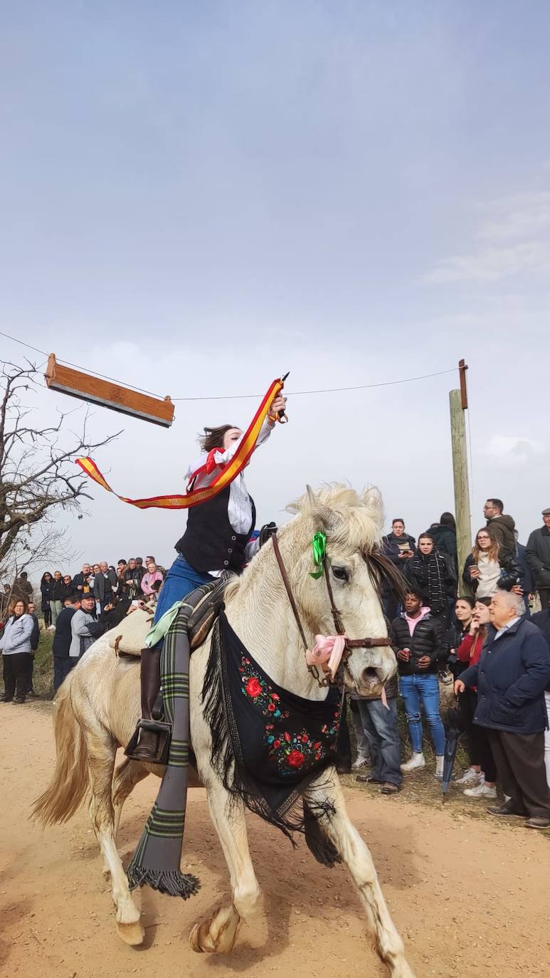 Uno de los quintos de Torrelobatón engancha una cinta con el punzón 