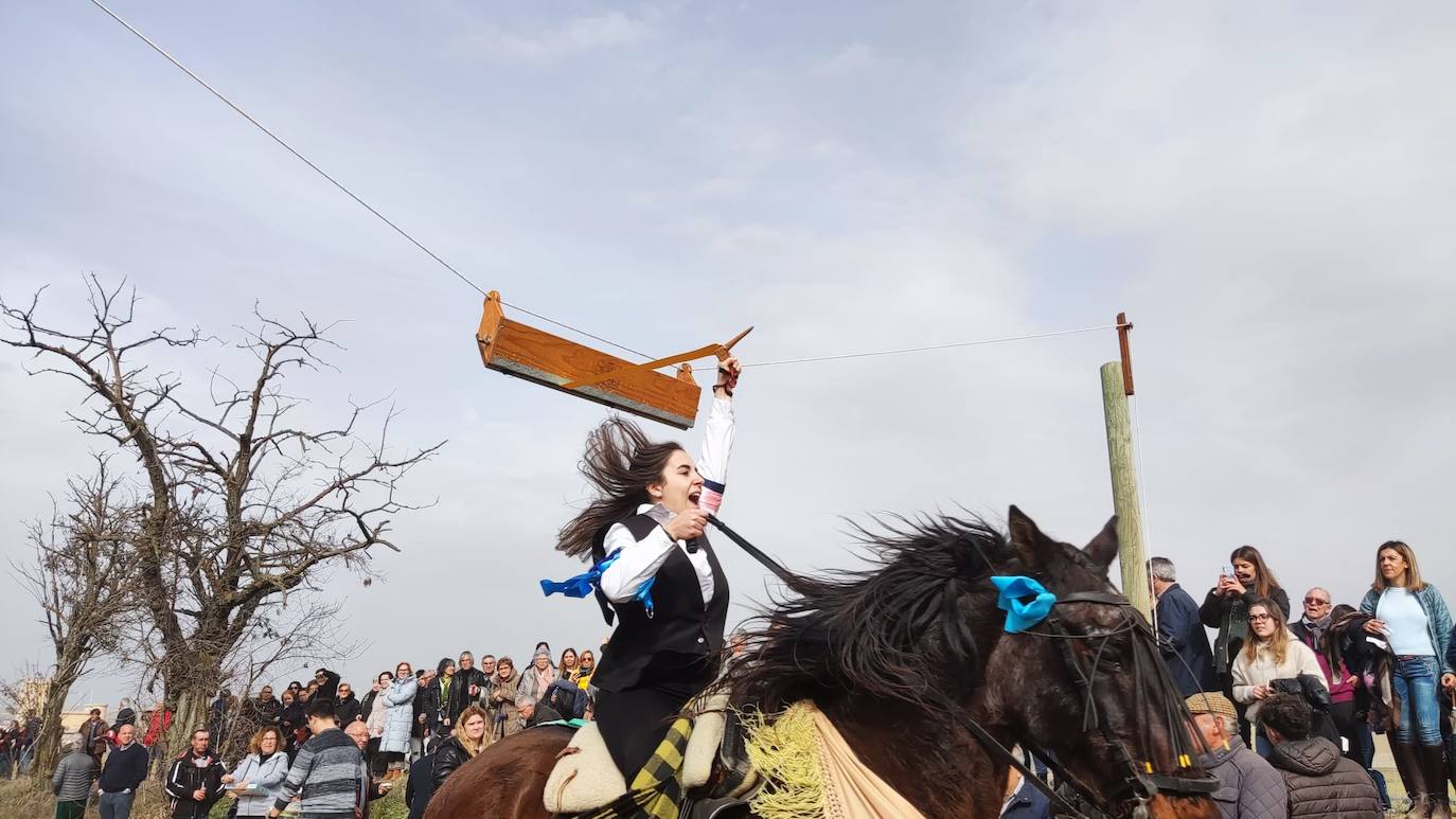 Uno de los quintos de Torrelobatón engancha una cinta con el punzón 