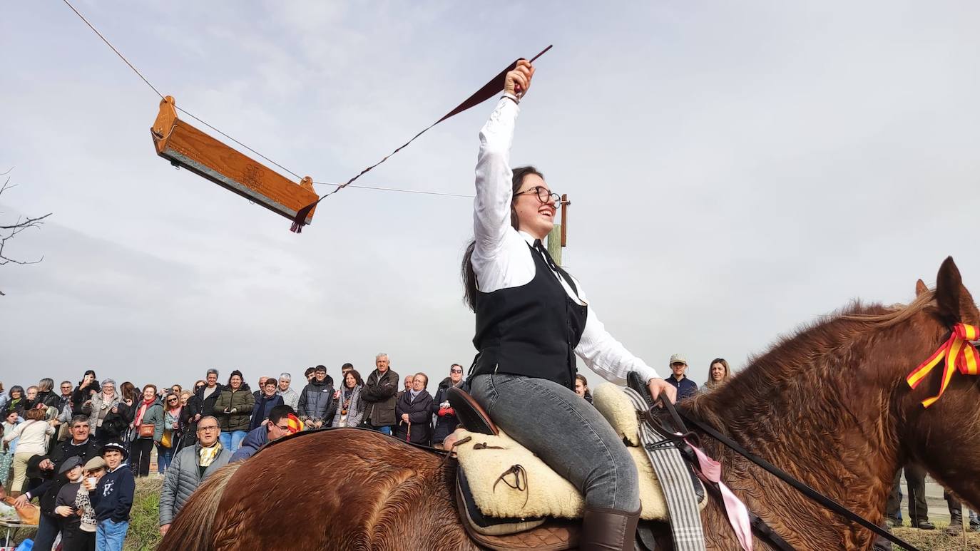 Uno de los quintos de Torrelobatón engancha una cinta con el punzón 