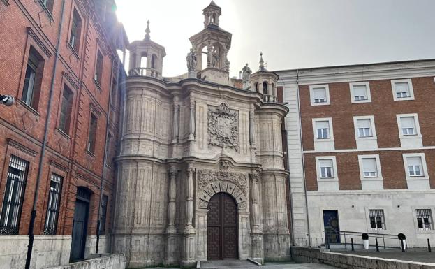 Fachada barroca de la iglesia de San Juan de Letrán, orientada hacia el Campo Grande.