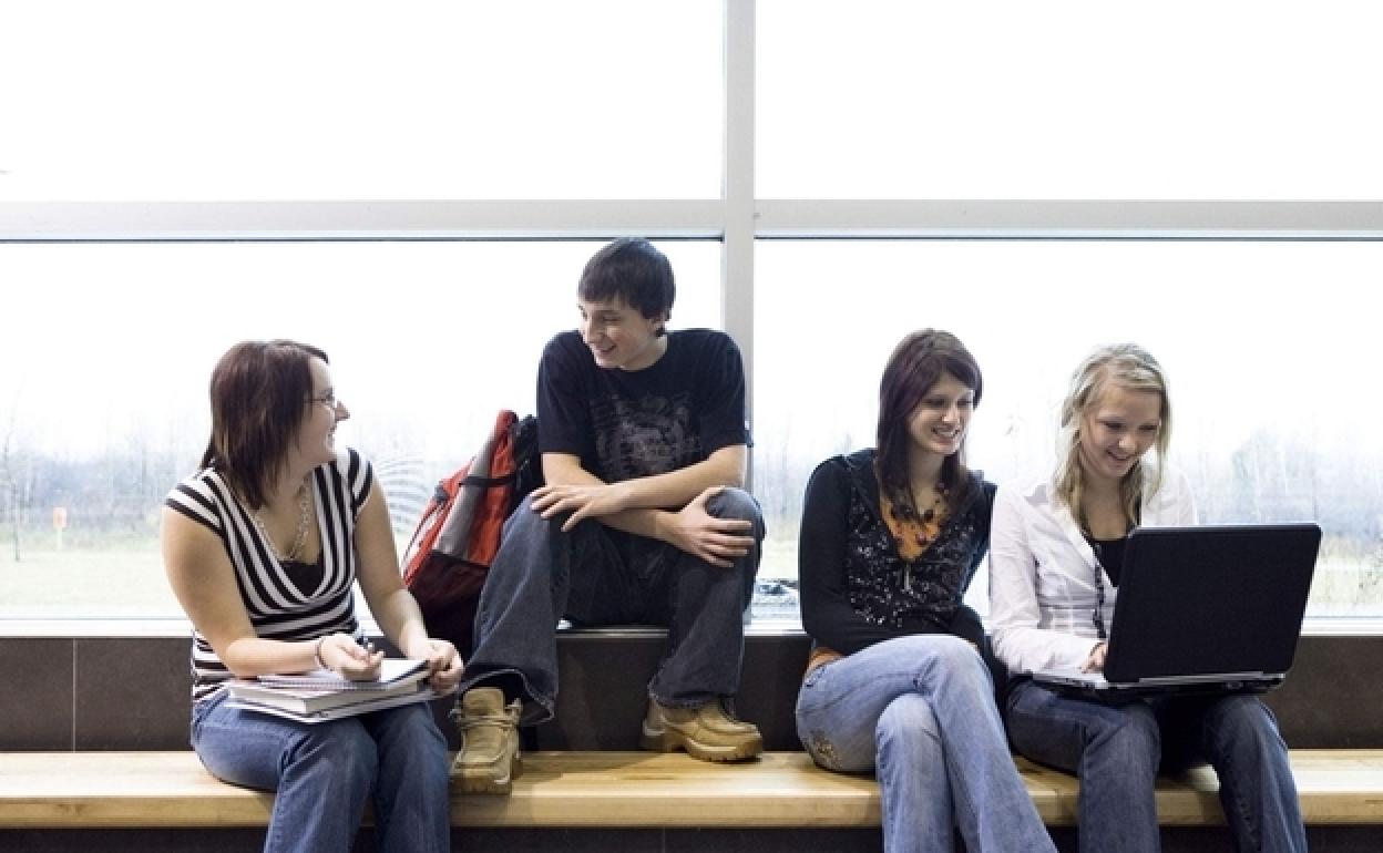 Uno grupo de estudiantes charla en un descanso entre clases.