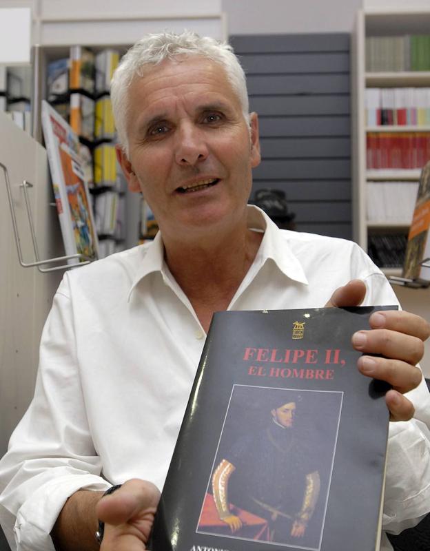 Antonio Martínez Llamas. con su libro.