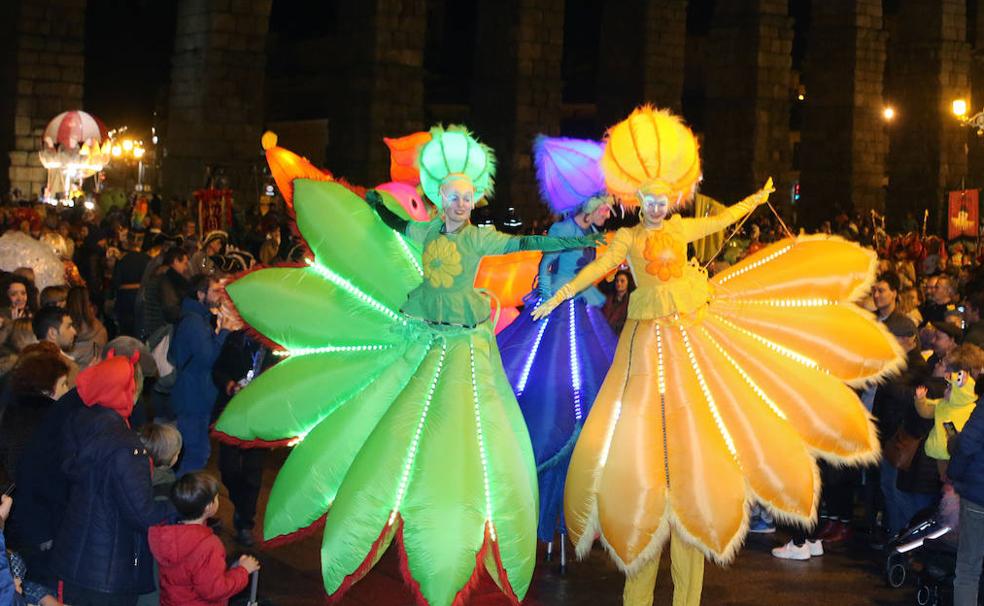 La amenaza de lluvia resta colorido al carnaval