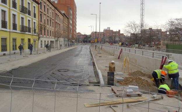 Calzada de la calle Estación, con el aglomerado ya extendido, desde el cruce con Ferrocarril. 