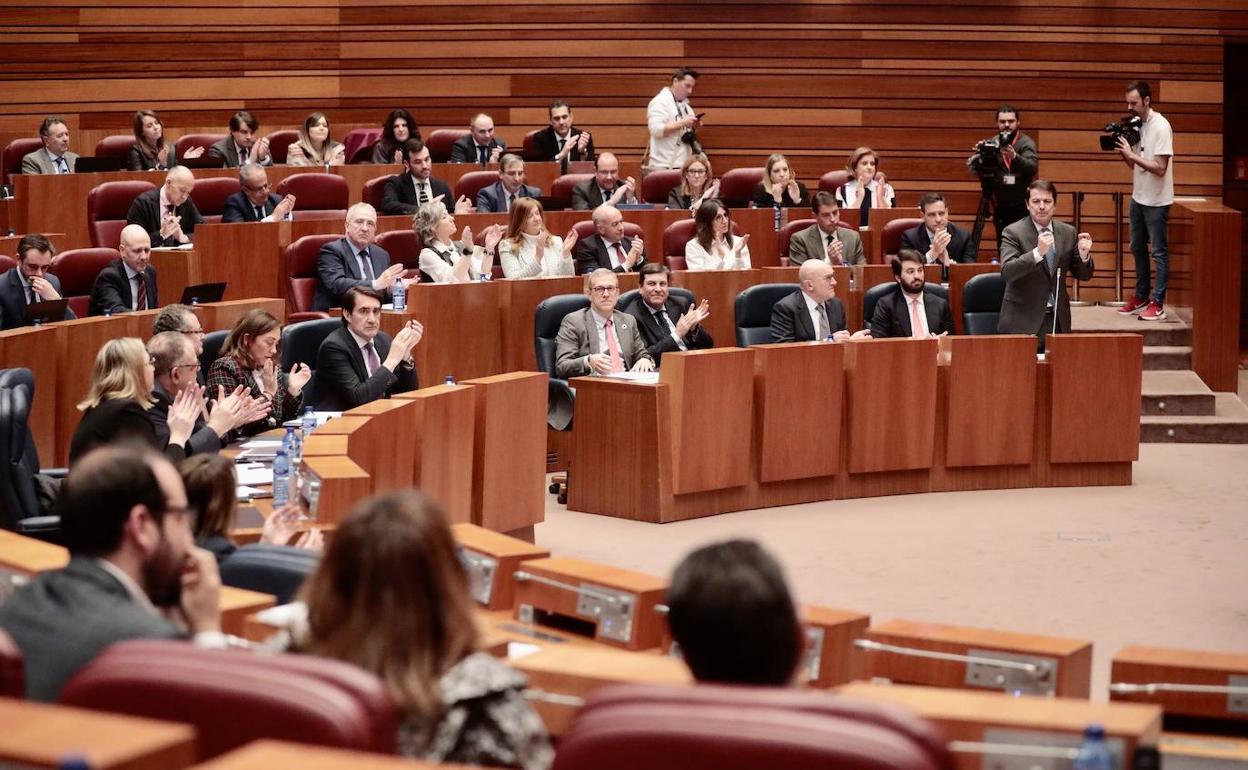 La bancada popular aplaude la intervención de Fernández Mañueco. 