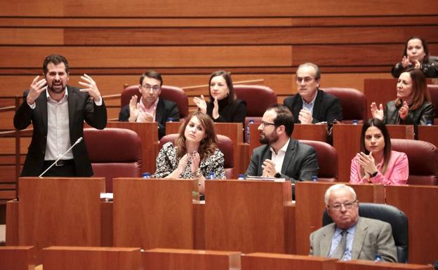 Luis Tudanca, enervado, trata de hacerse oír por encima de los aplausos de su bancada, con Gonzalo Santonja (Vox), impasible en la primera fila. 