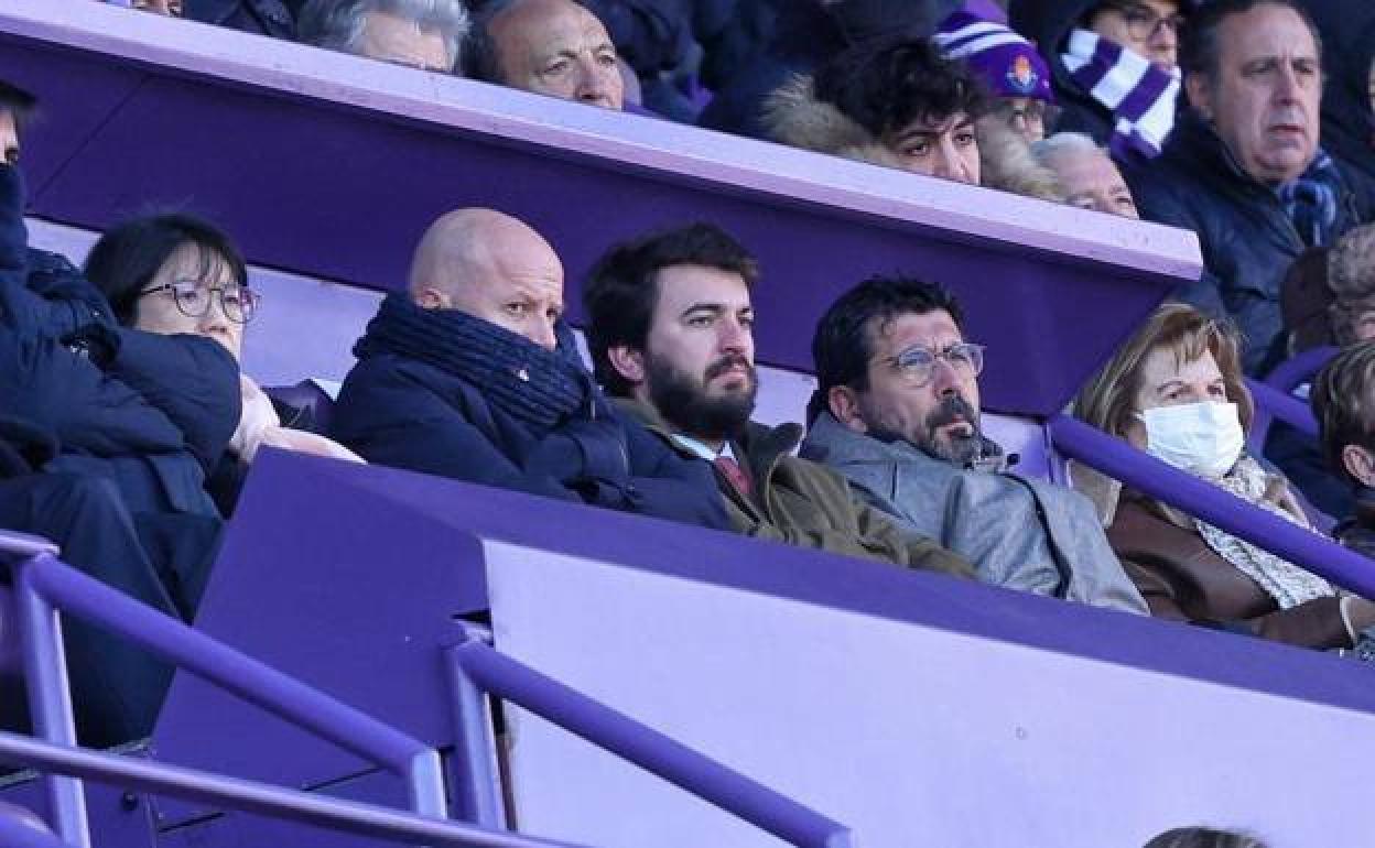 García Gallardo, entre Fenaert y el concejal Alberto Bustos, en el palco del estadio Zorrilla. 