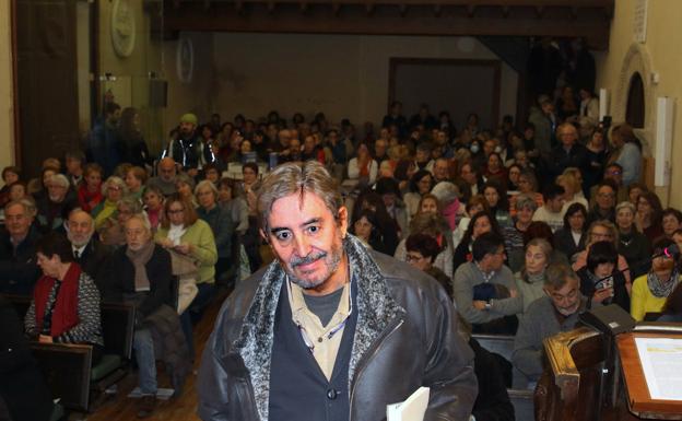 Luis García Montero, antes de la lección inaugural, en un aula de San Quirce lleno a rebosar. 