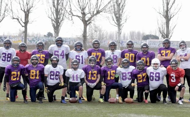 Imagen principal - Entrenamiento del Valladolid Penguins en el Colegio de Los Dominicos.