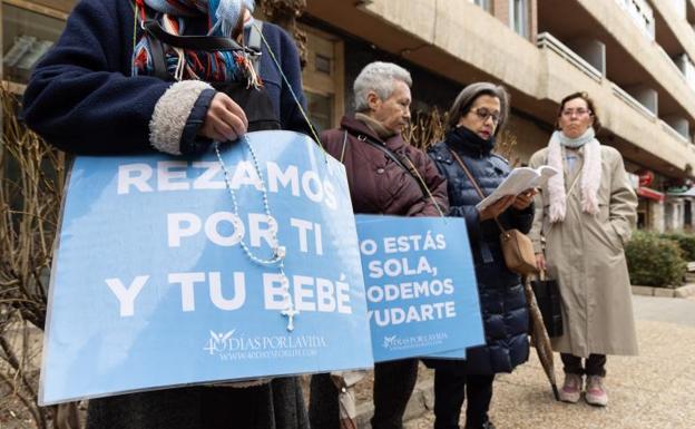Varias mujeres se reunen frente a la clínica vallisoletana para rezar el rosario.