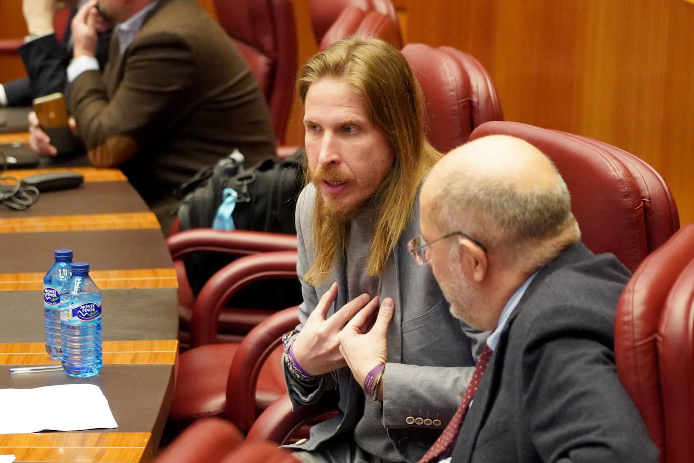 Pablo Fernández (Unidas Podemos) dialoga con su compañero del Grupo Mixto, Francisco Igea (Ciudadanos). 