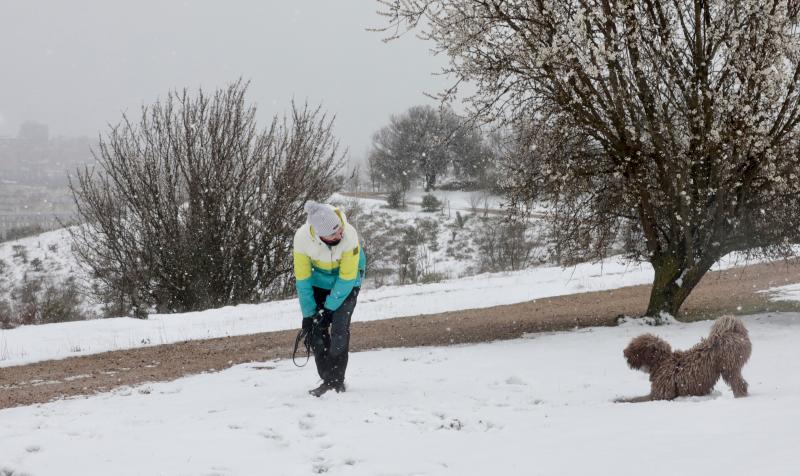 Jugando con la nieve en el Cerro de las Contiendas de Valladolid. 