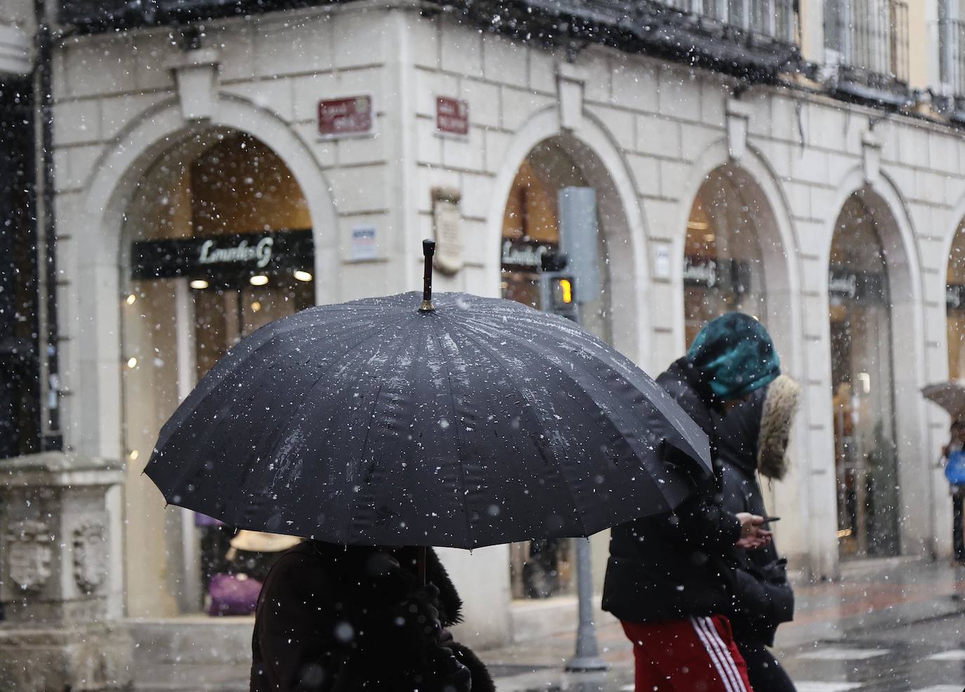 Fotos: La capital palentina recibe intensos copos