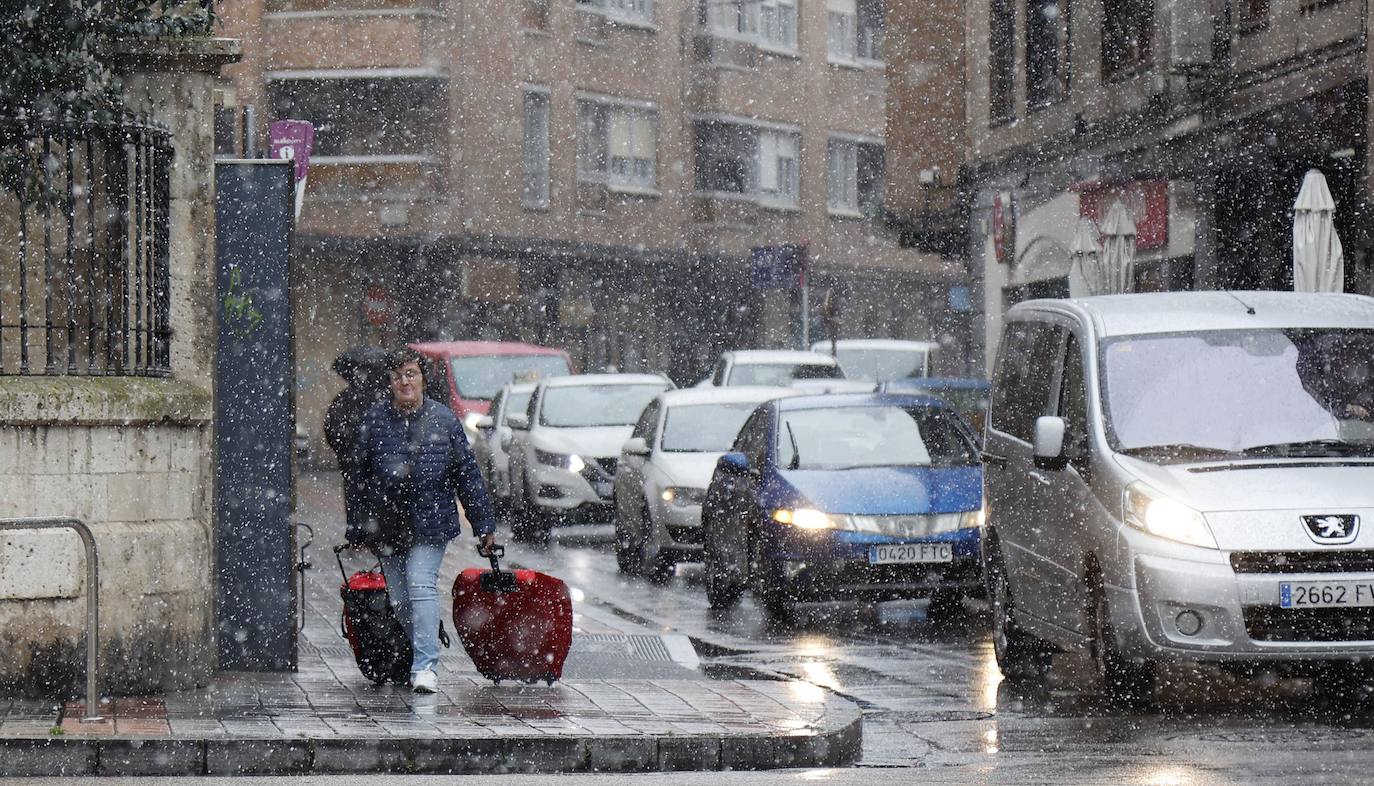 Fotos: La capital palentina recibe intensos copos