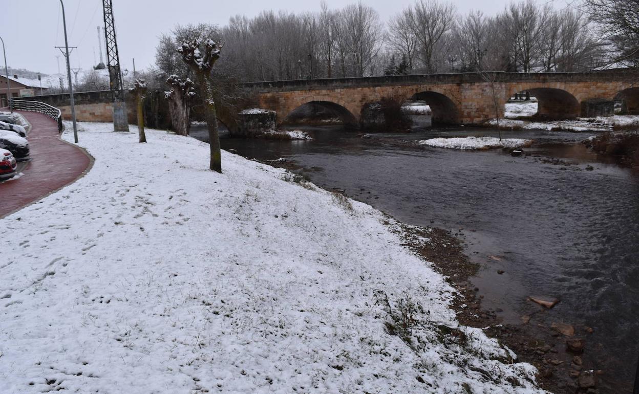 Aguilar de Campoo ha amanecido con una capa blanca este jueves.