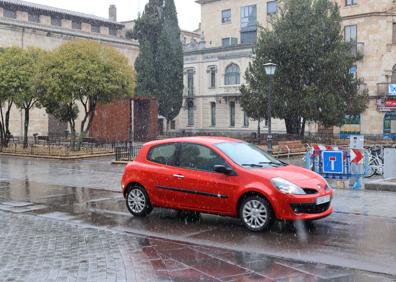 Imagen secundaria 1 - Una copiosa nevada hace su aparición en Salamanca