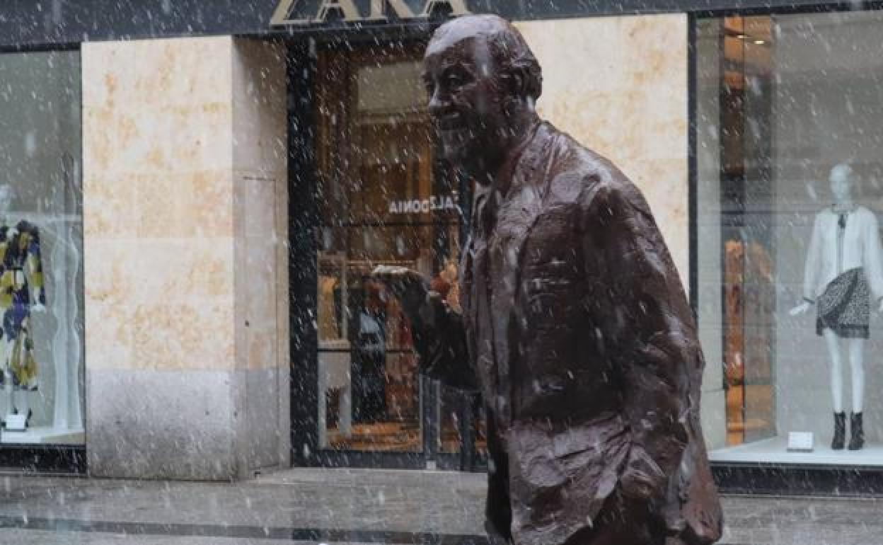 La estatua de Vicente del Bosque de la plaza del Liceo bajo la copiosa nevada en la mañana salmantina.