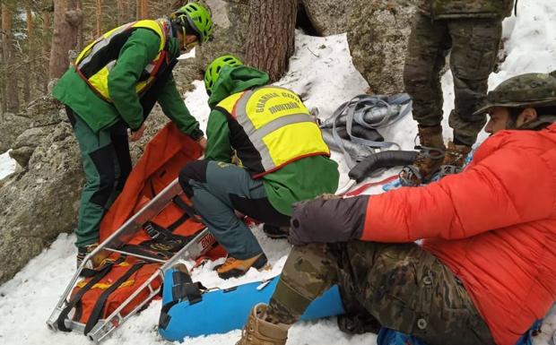 Preparación de la camilla para trasladar al herido en el Camino Schmid, este miércoles, en Navacerrada. 