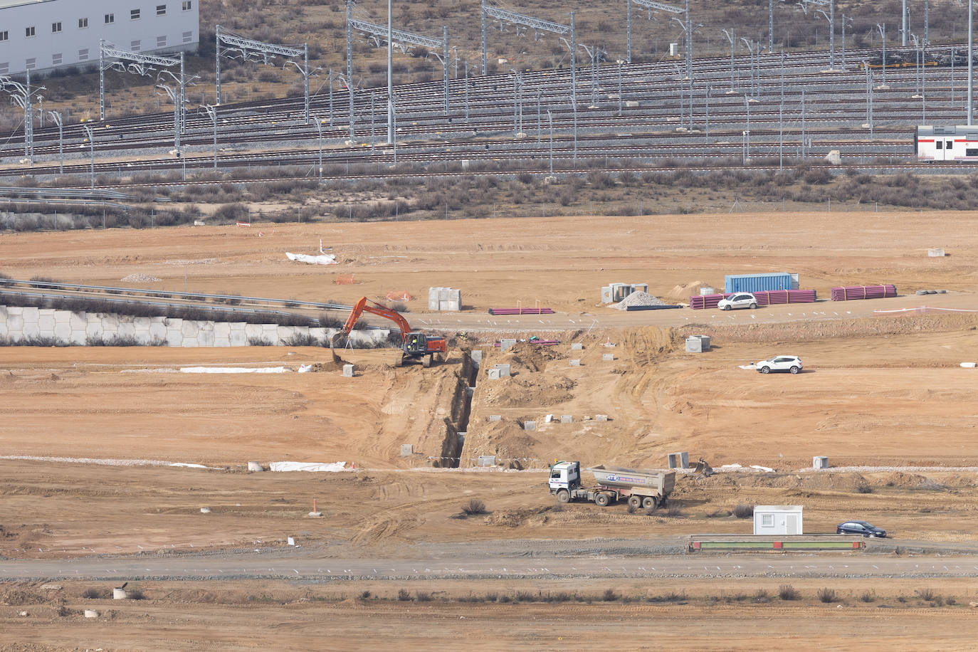 Obras en en entorno de los nuevos talleres de Renfe, en el Páramo de San Isidro.