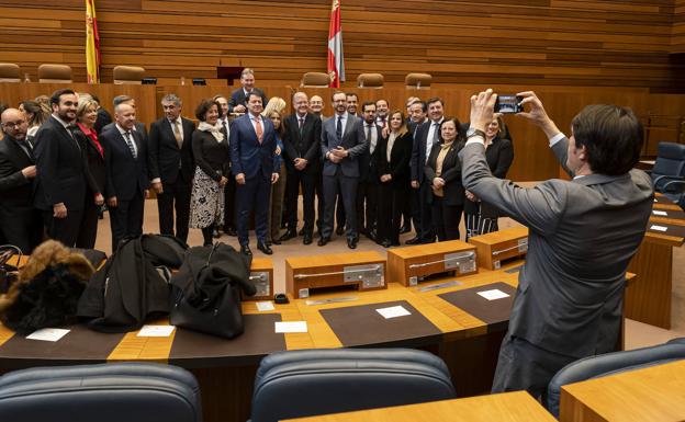 Juan Carlos Suárez-Quiñones, consejero de Medio Ambiente, Vivienda y Ordenación del Territorio, fotografía a sus compañeros junto a senadores y diputados del PP. 