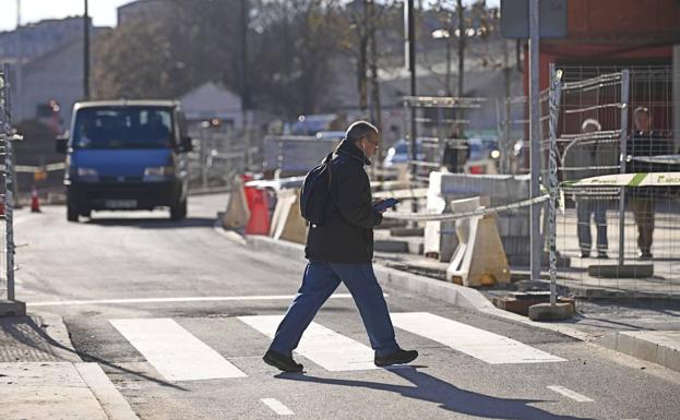 Paso de cebra habilitado para cruzar hacia el túnel peatonal de Labradores. 