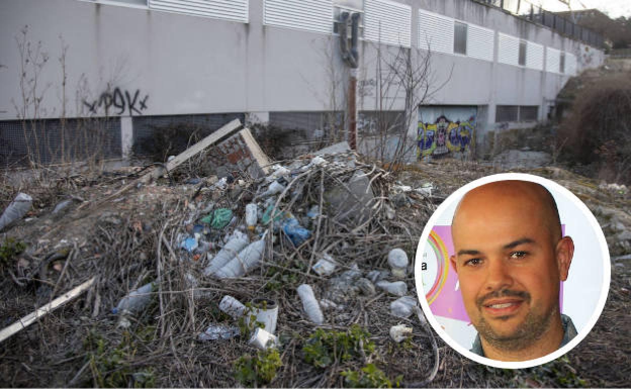 Basura esparcida en una parte de la finca situada en la parte trasera de la estación; en el círculo, Ángel Galindo. 