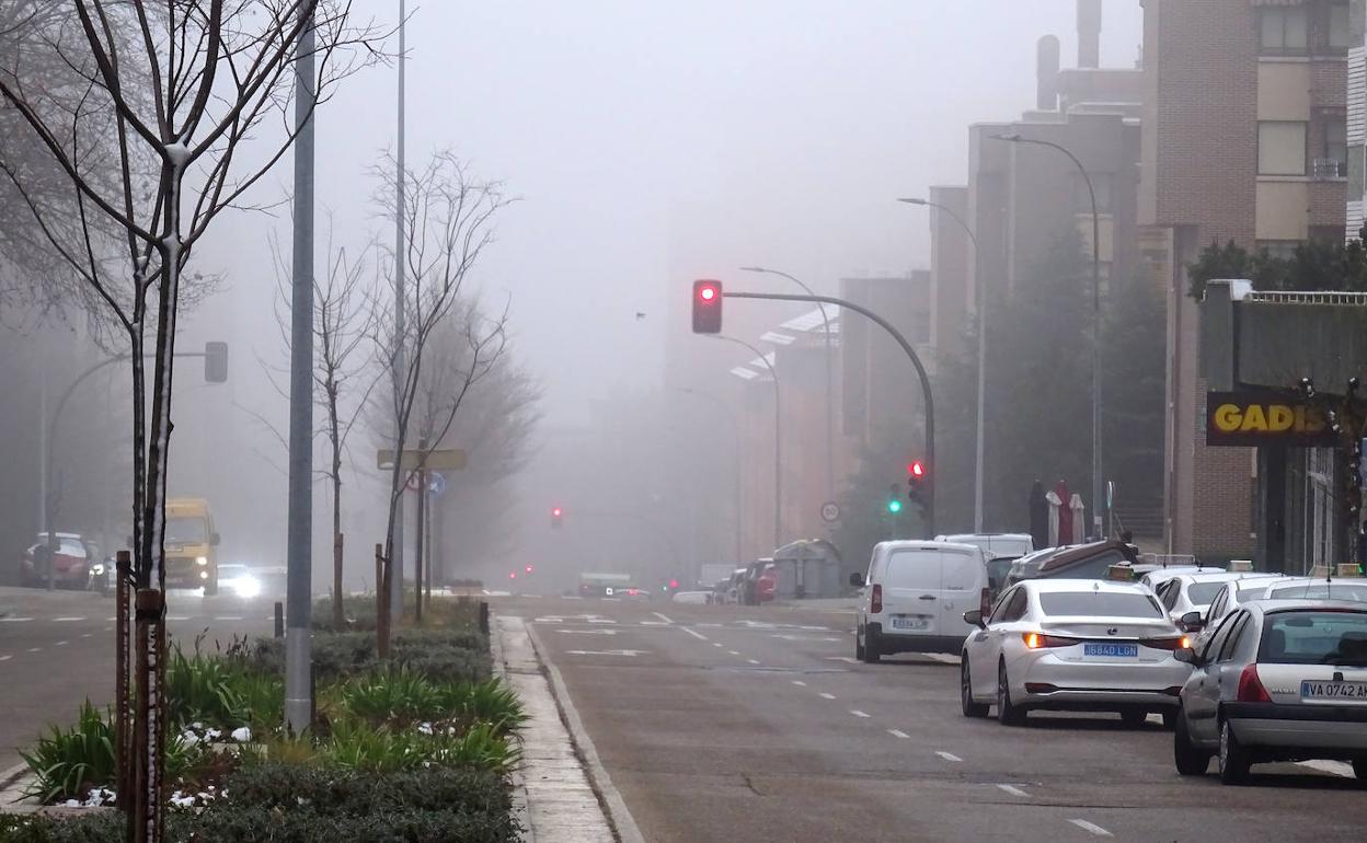 Niebla a primera hora de la mañana en la calle Hernando de Acuña (Parquesol). 