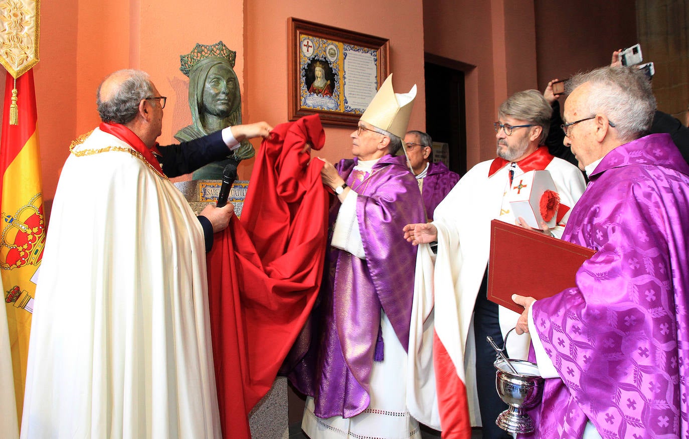 Un momento del acto de inauguración del busto. 