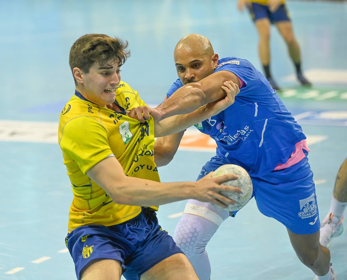 Fotos: El Bidasoa impone su potencial frente al Recoletas