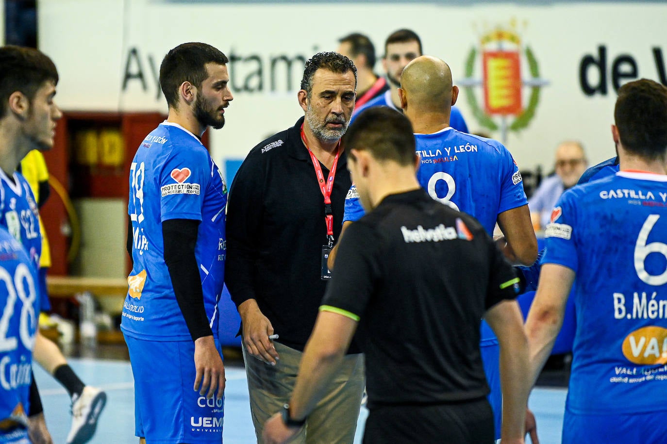 Fotos: El Bidasoa impone su potencial frente al Recoletas