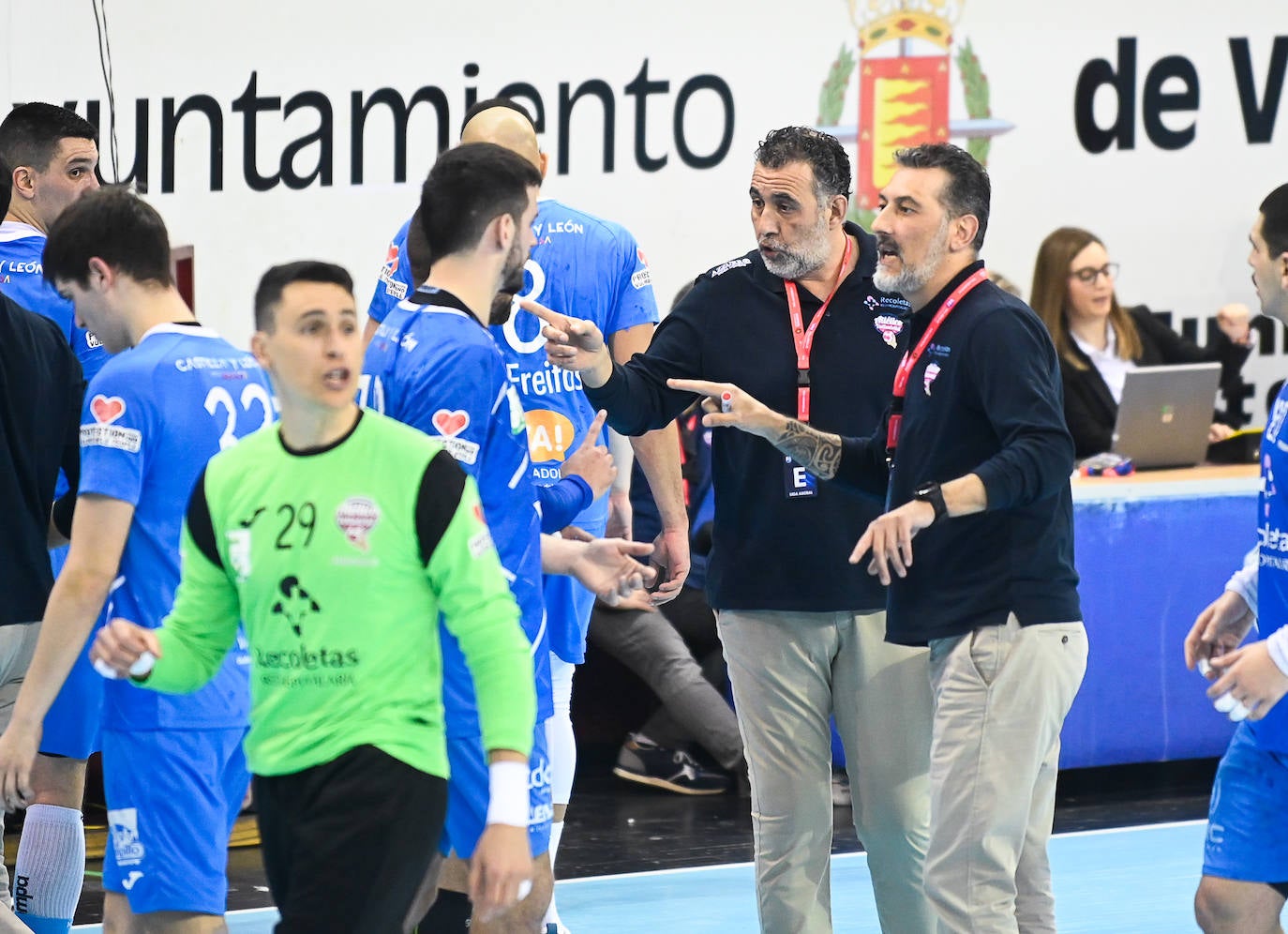 Fotos: El Bidasoa impone su potencial frente al Recoletas