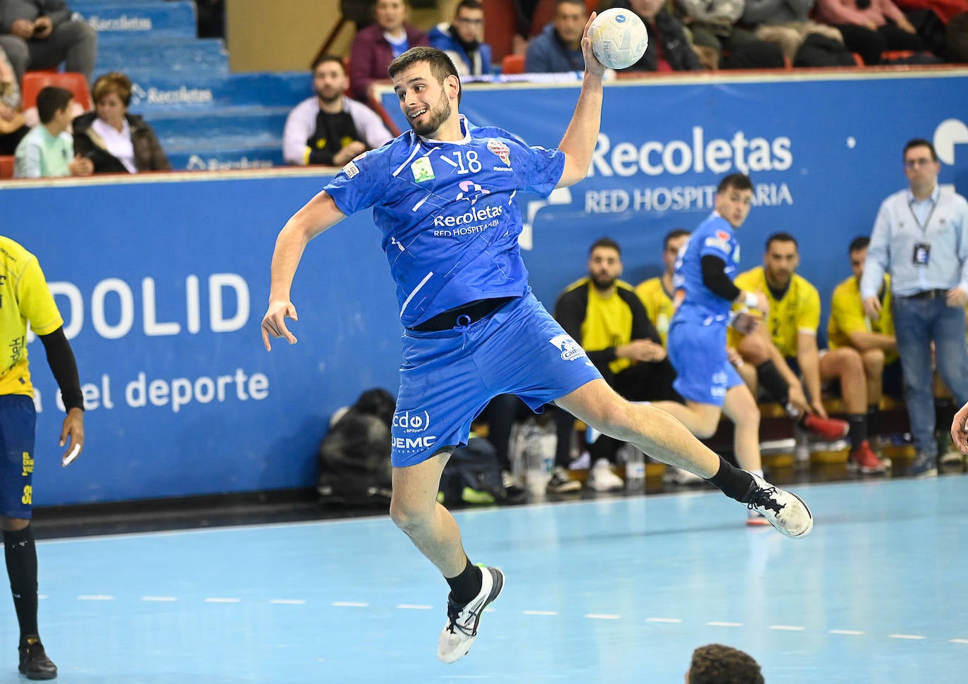 Fotos: El Bidasoa impone su potencial frente al Recoletas