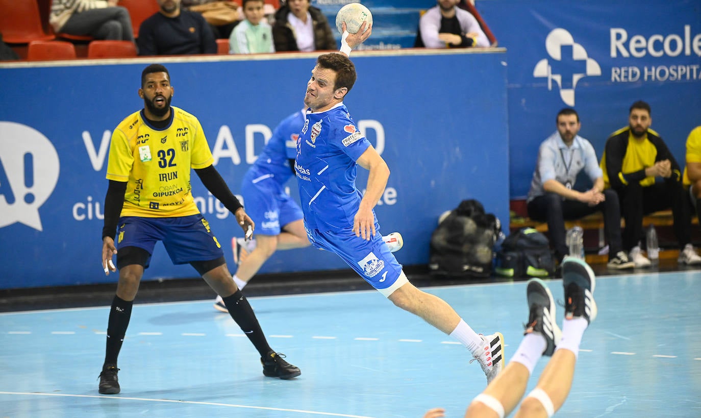 Fotos: El Bidasoa impone su potencial frente al Recoletas