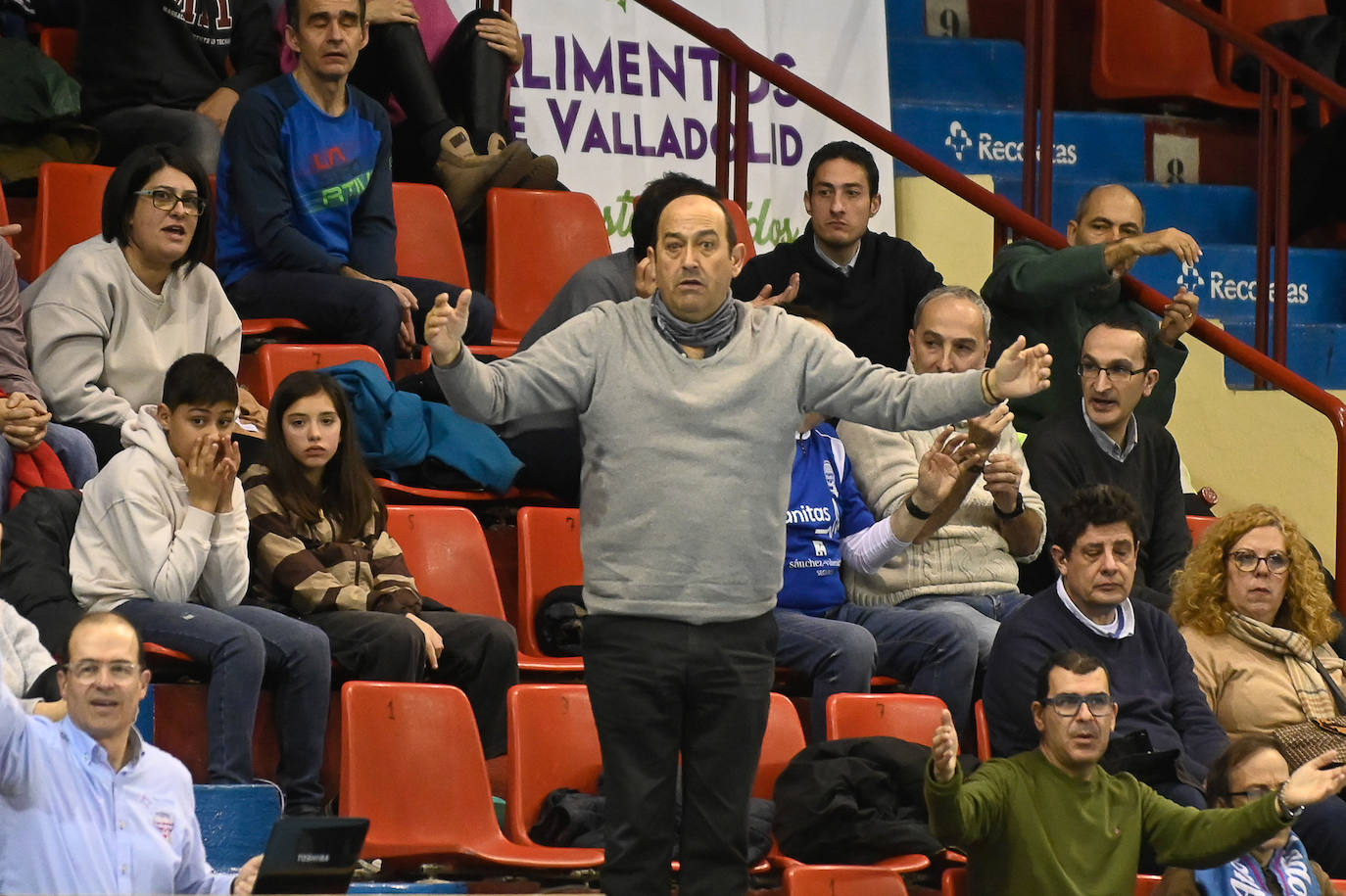 Fotos: El Bidasoa impone su potencial frente al Recoletas