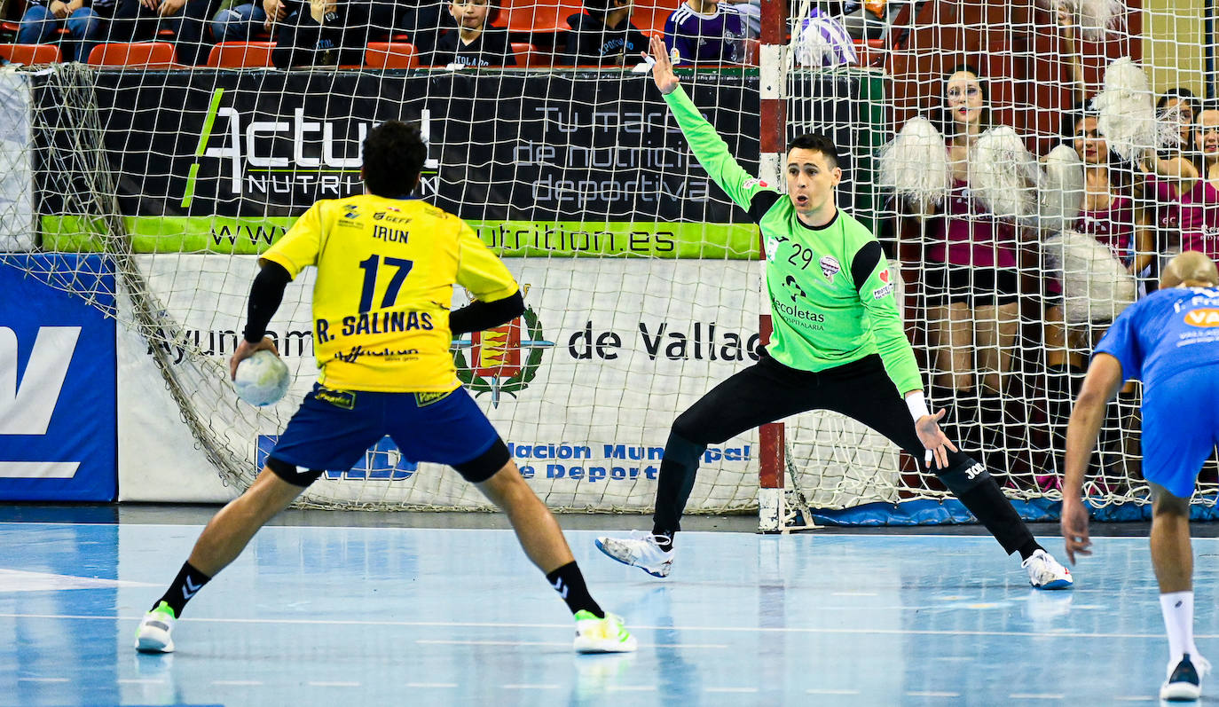 Fotos: El Bidasoa impone su potencial frente al Recoletas