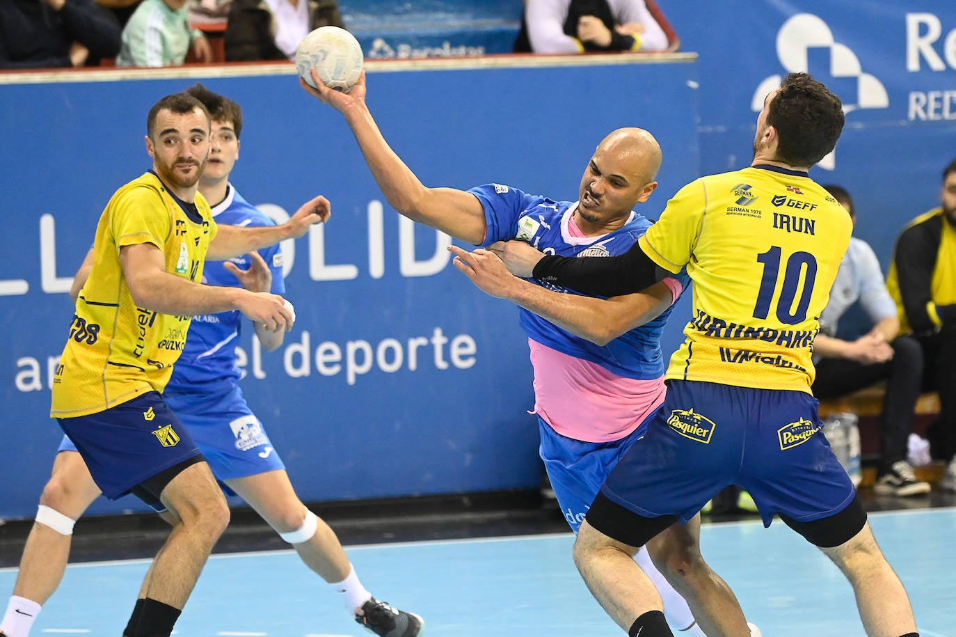 Fotos: El Bidasoa impone su potencial frente al Recoletas