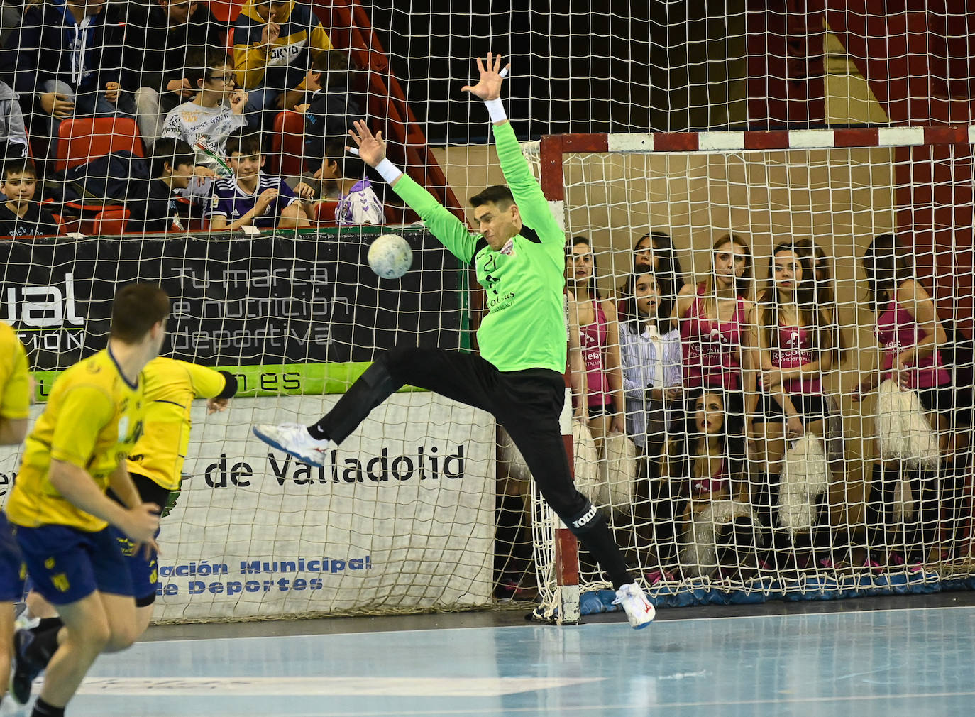 Fotos: El Bidasoa impone su potencial frente al Recoletas