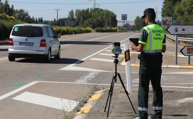 La Guardia Civil de Tráfico multa a 94 conductores al día en la provincia de Valladolid