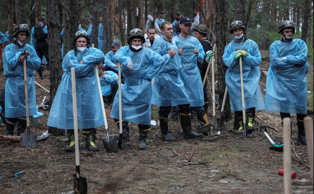 Recuperación de los cadáveres enterrados en una fosa común en la ciudad de Izium tras ser liberada por los ucranianos en septiembre. 