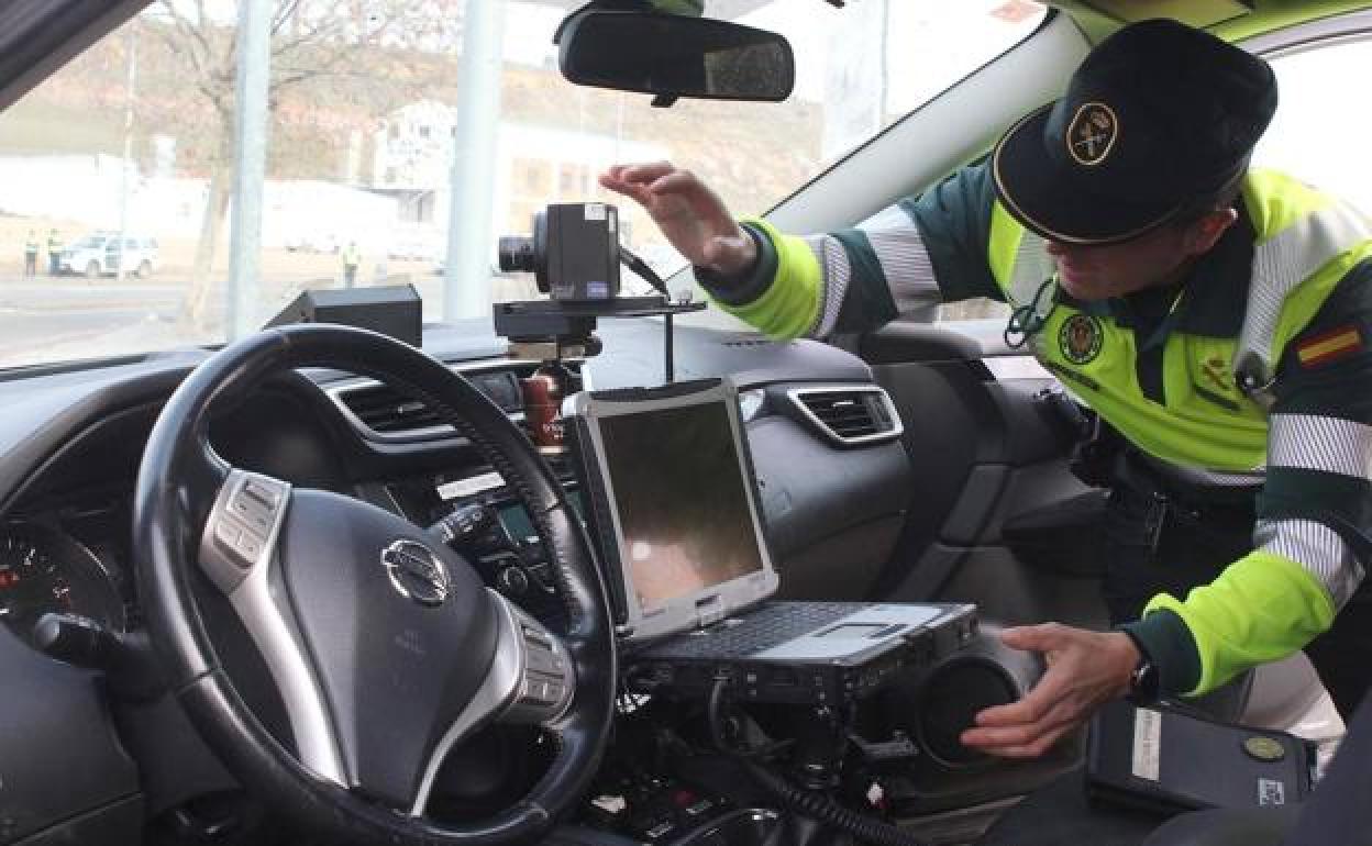 Un agente de la Guardia Civil comprueba un radar. 