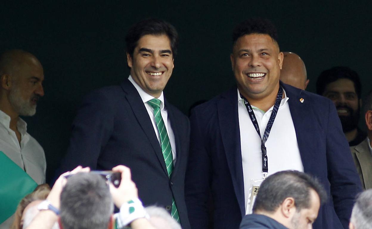 Ángel Haro y Ronaldo Nazario en la grada del Benito Villamarín.