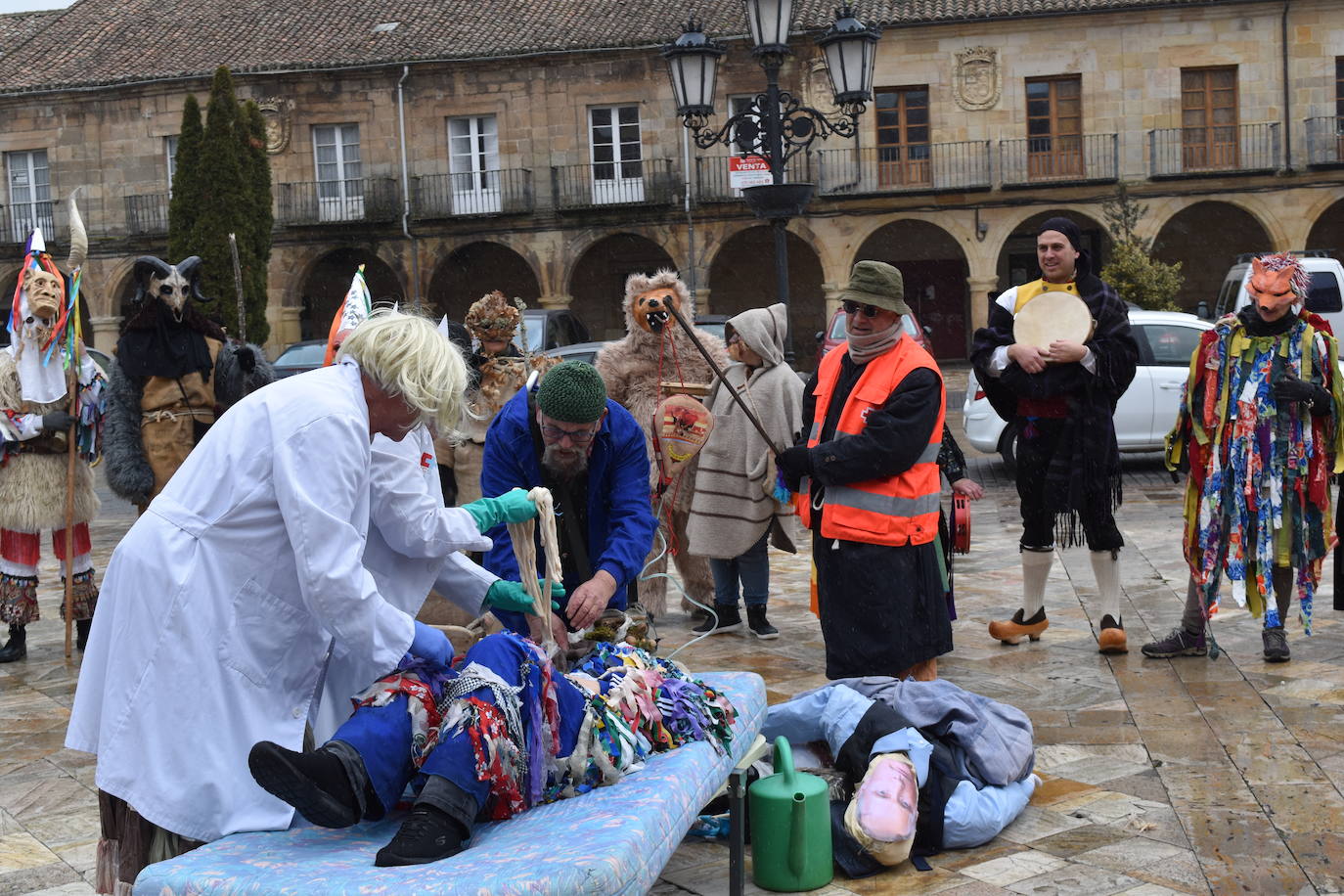 La comparsa carnavalesca quema el monigote de Putin