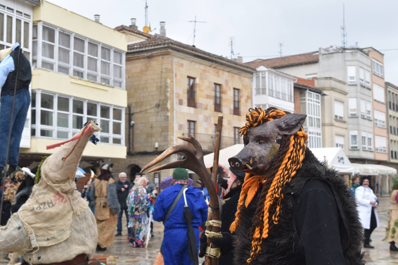 La comparsa carnavalesca quema el monigote de Putin