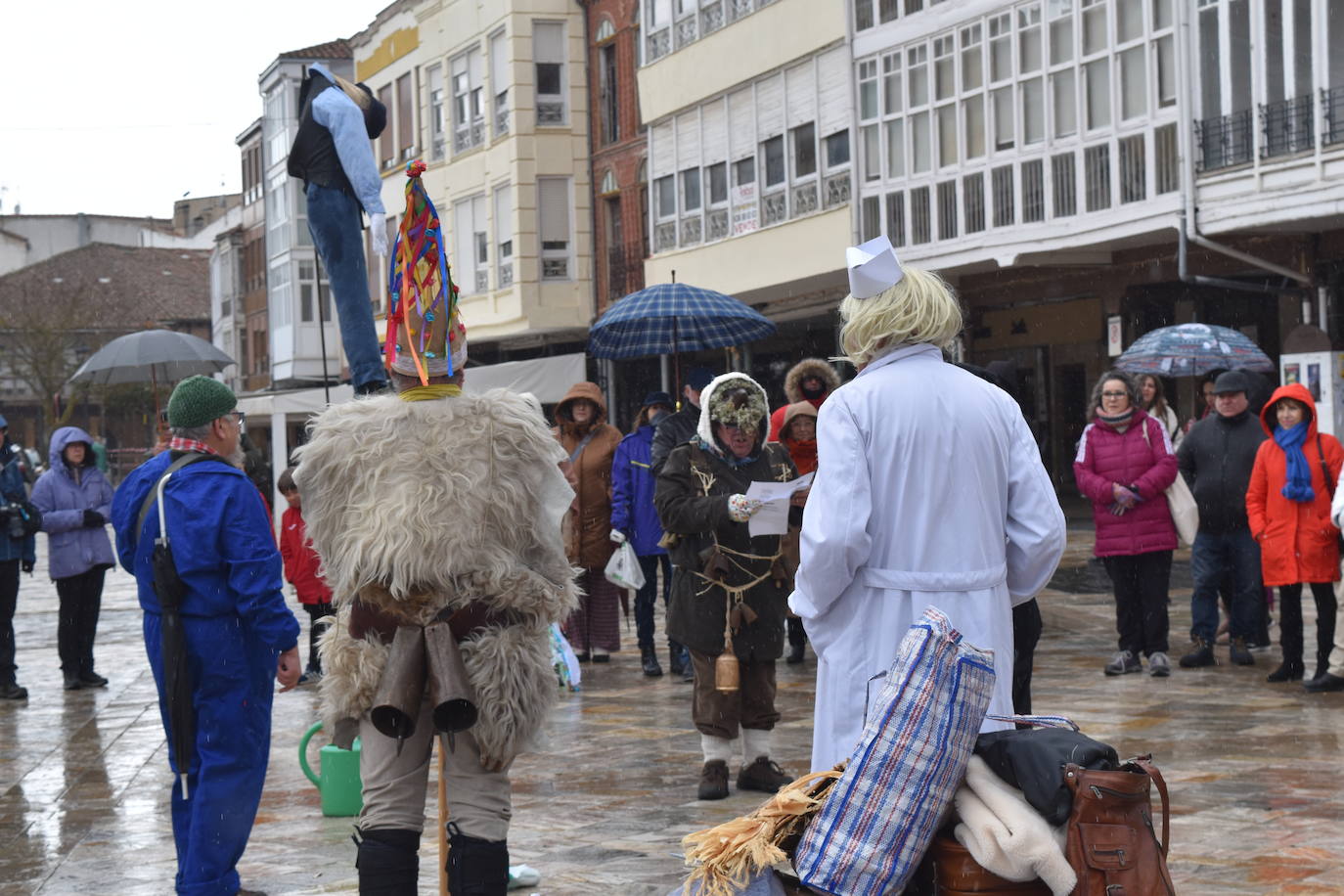 La comparsa carnavalesca quema el monigote de Putin