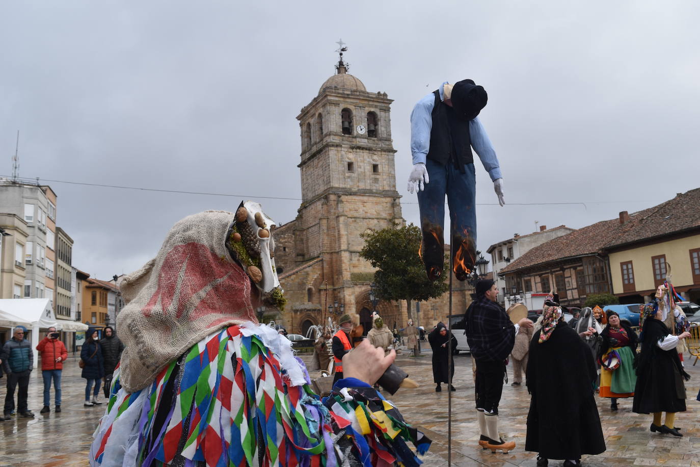 La comparsa carnavalesca quema el monigote de Putin