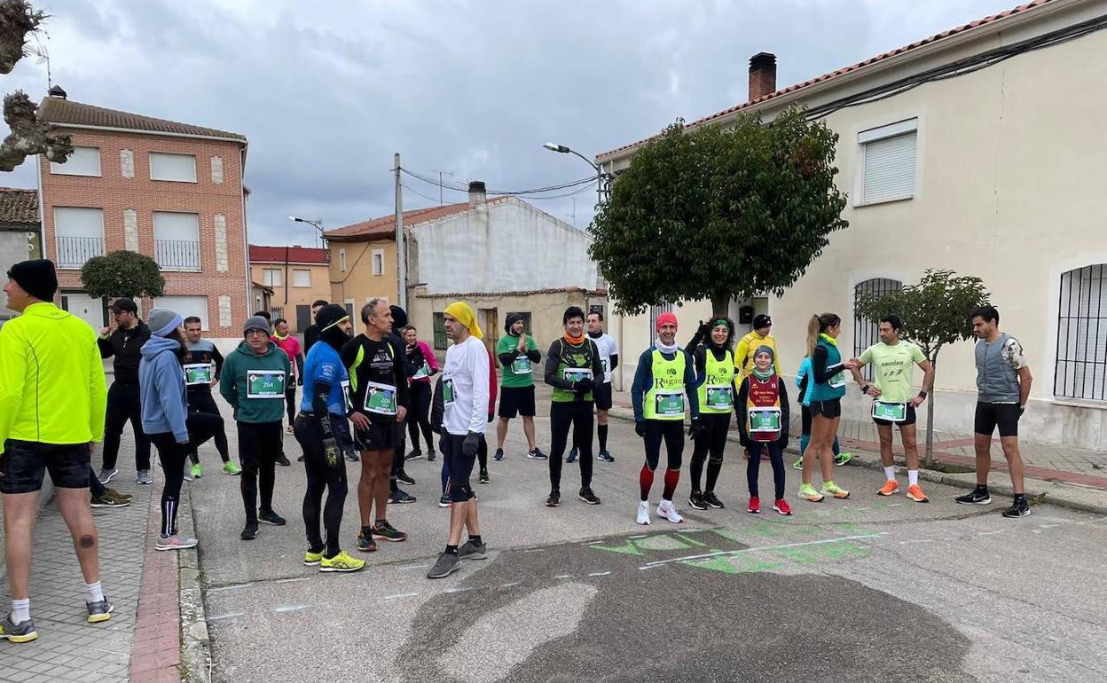 Algunos de los participantes del III Reto Santo Ángel de Megeces antes de iniciar la prueba
